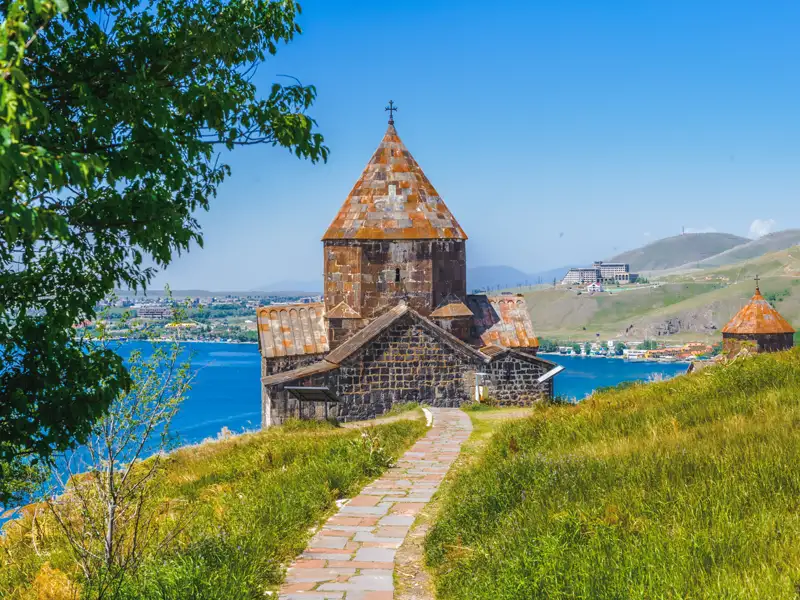 Alte Kirche am Seeufer.