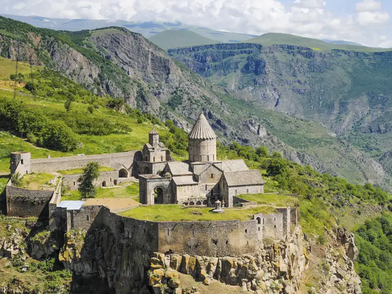 Panoramablick auf das Tatev Kloster in Armenien, welches auf einem Felsplateau hoch über der Worotan-Schlucht thront.