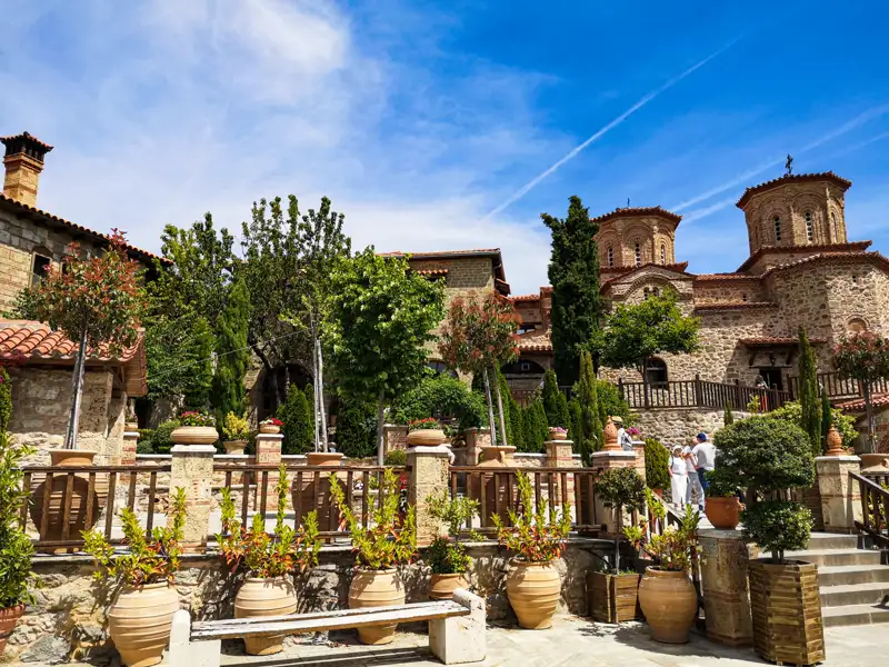 Gartenanlage und Architektur eines Klosters.