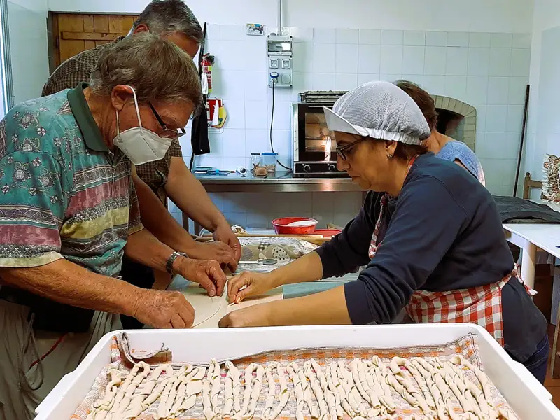 Zubereitung von frischer Pasta in einer Küche.