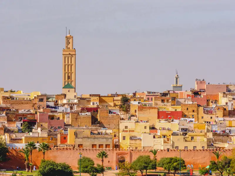 Blick auf die Architektur einer Stadt mit traditioneller Bauweise und Minarett.