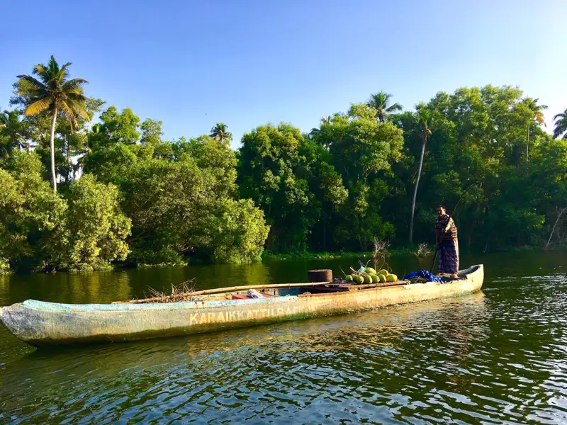 Traditioneller Warentransport in den Backwaters Kerala.