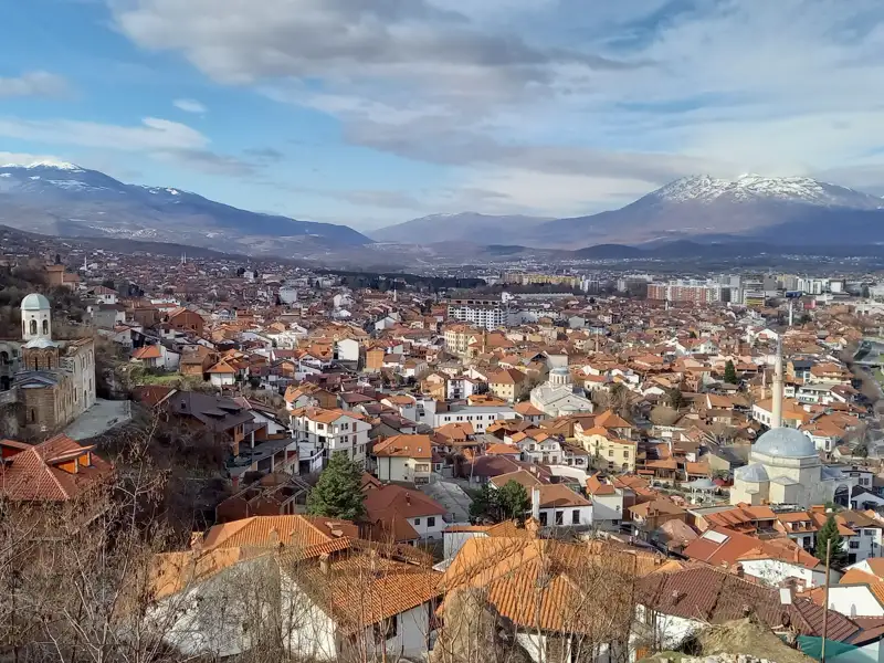 Panorama von Prizren mit Blick auf die Altstadt und die umliegenden Berge.