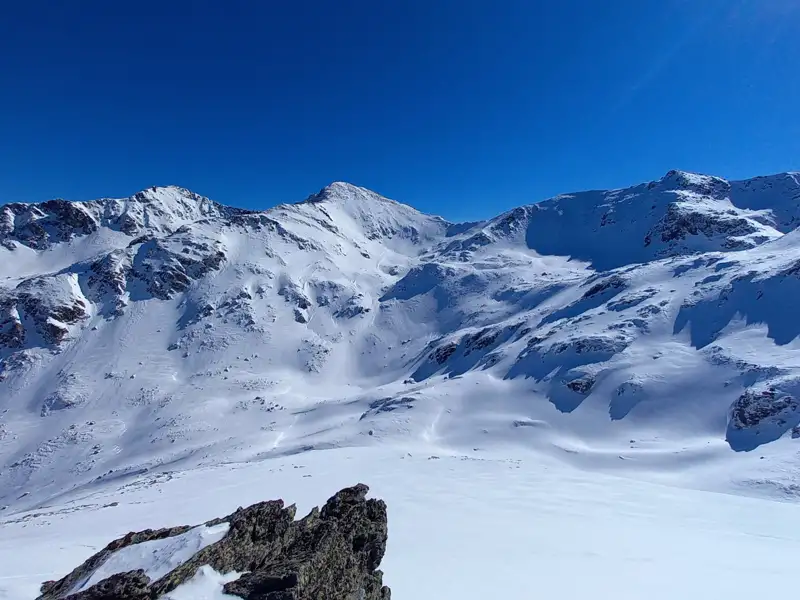 Panorama der verschneiten Berglandschaft.
