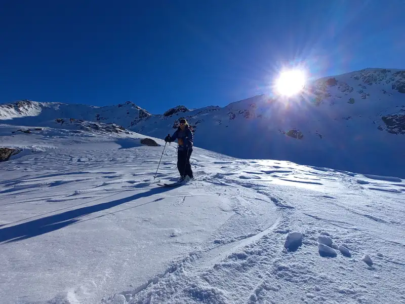 Skifahrer auf einer sonnigen Skipiste