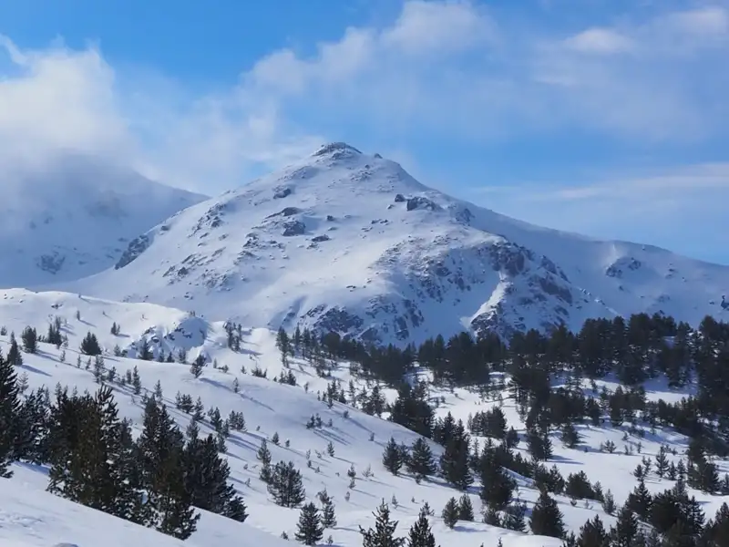 Verschneite Berglandschaft im Winter.