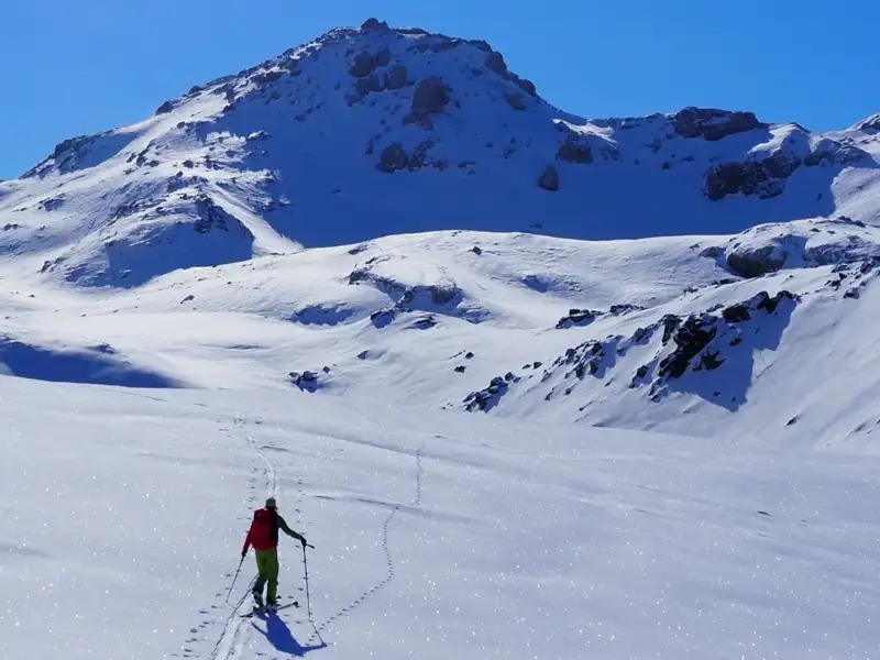 Skitourengeher auf Tour in den verschneiten Bergen.
