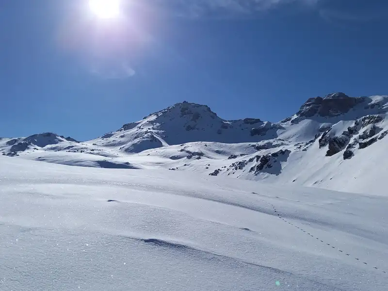 Verschneite Berge unter blauem Himmel.
