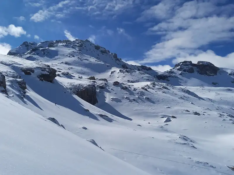 Verschneite Berge unter blauem Himmel.