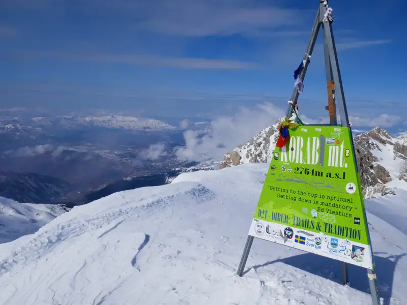 Gipfelschild auf dem 2764m hohen Korab, dem höchsten Berg Nordmazedoniens.