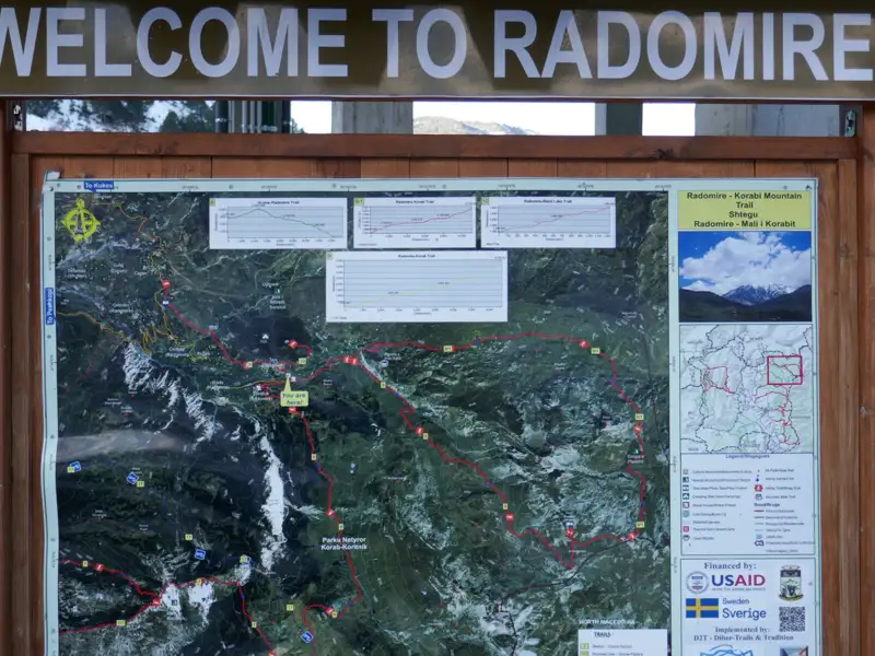 Karte des Korabi Mountain Trails in Radomire mit Markierungen des Wanderwegs, Höhenprofilen und einer Übersicht der Region. Die Karte zeigt den Verlauf des Trails und gibt Informationen über den Parku Natyror Korab-Korenik.