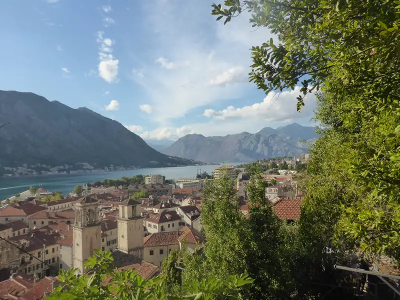 Panorama der Bucht von Kotor mit Blick auf die Stadt und die umliegenden Berge.