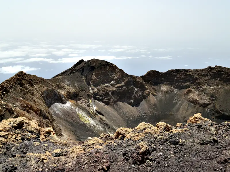 Vulkankrater mit Blick auf die Wolken.