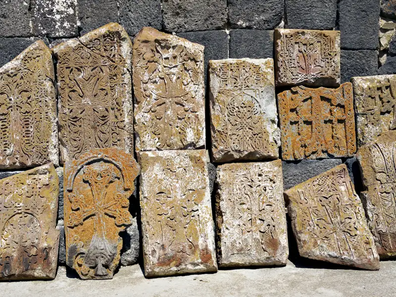 Armenische Chatschkare mit kunstvollen Kreuzmotiven und Ornamenten.