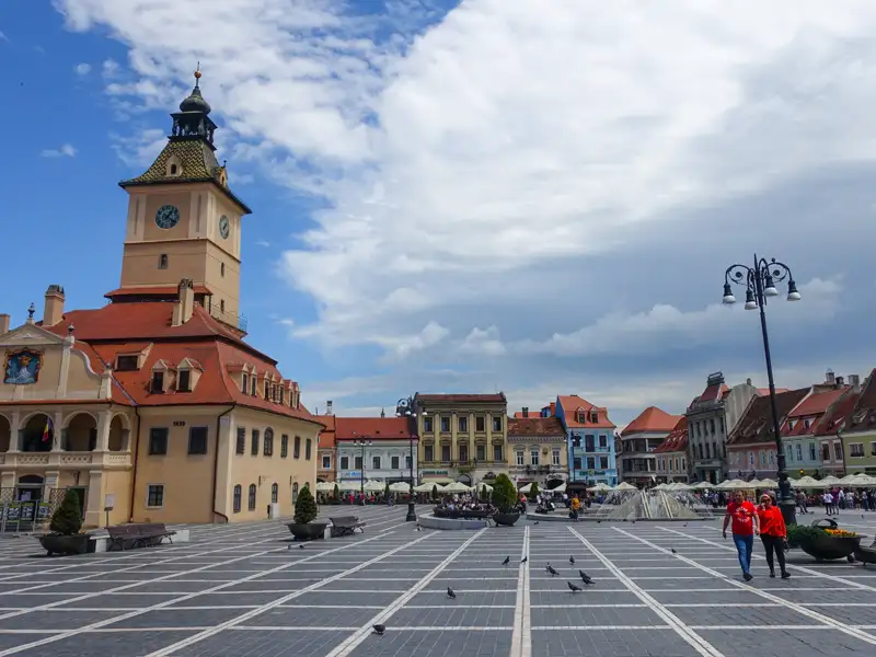 Rathausturm und der Piața Sfatului in Brașov, Rumänien.