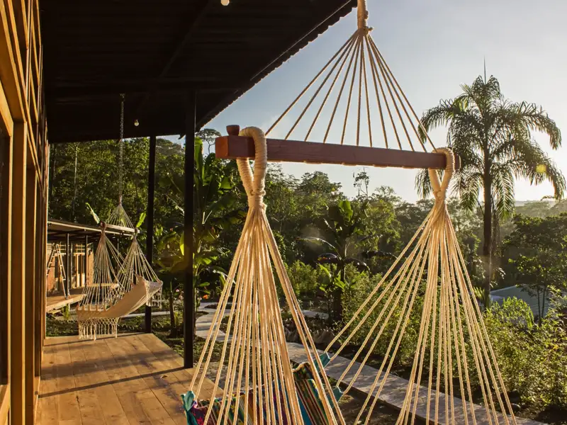 Hängematten auf der Veranda bieten einen entspannten Blick auf die tropische Umgebung.