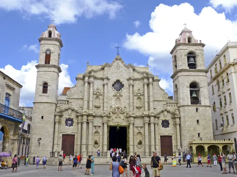 Die Fassade der Kathedrale von Havanna mit ihren zwei Glockentürmen und dem barocken Eingang.