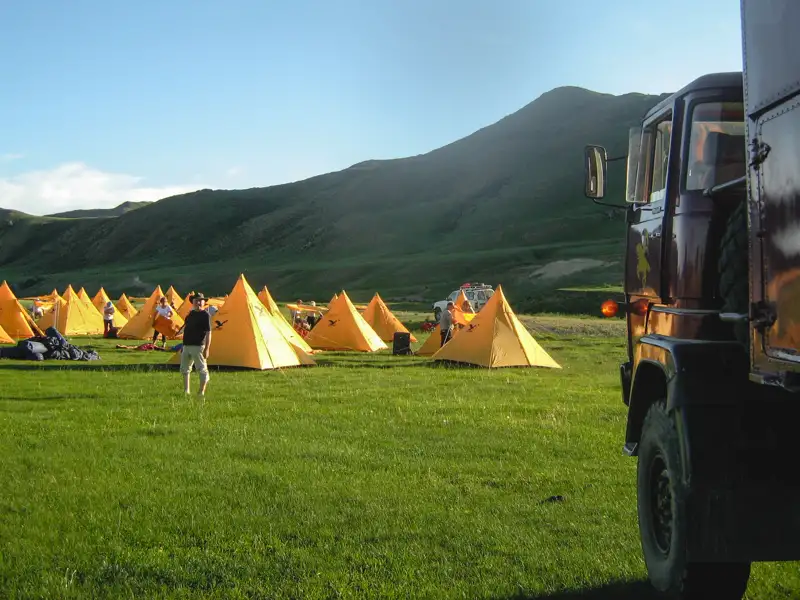 Reise-Basislager mit Zelten und LKW.