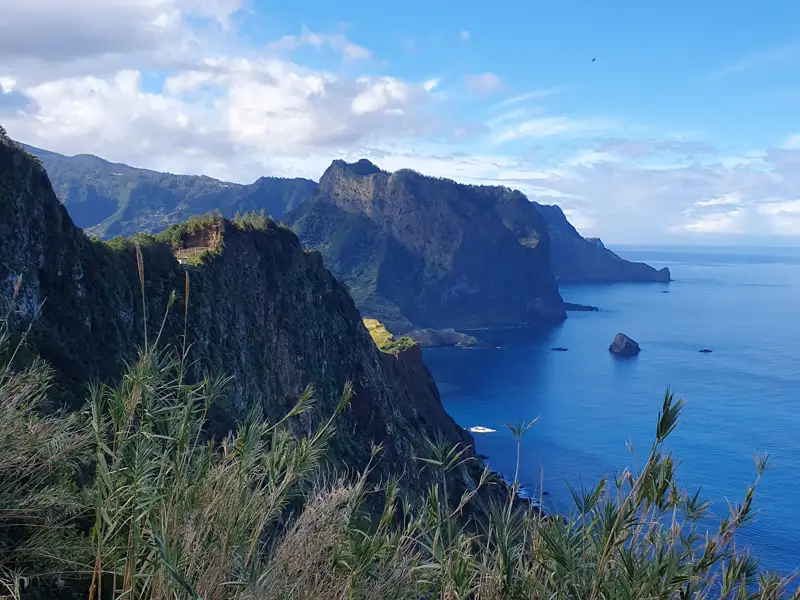 Felsige Küste mit Blick auf das Meer.