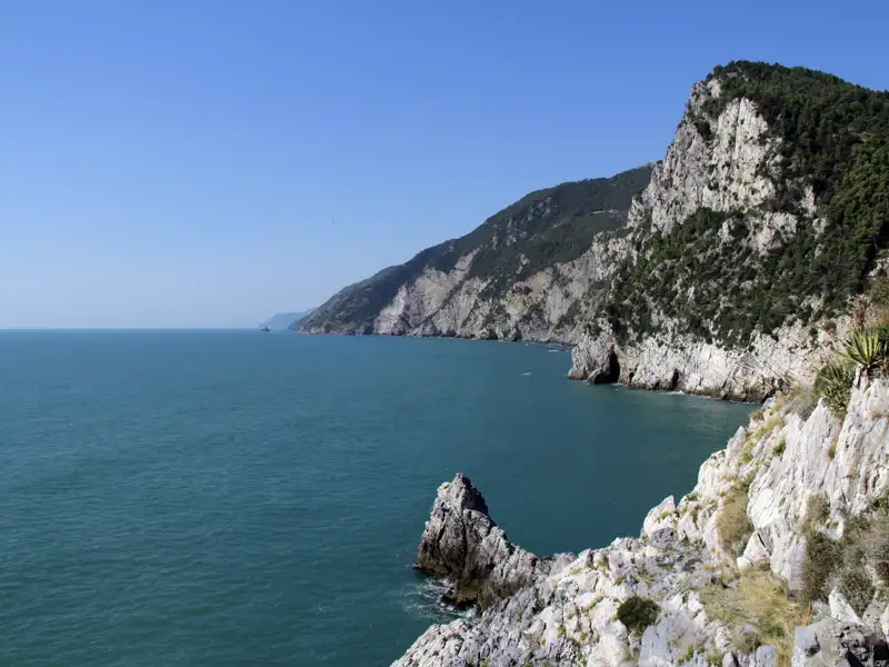Felsige Küste mit Blick auf das Meer.