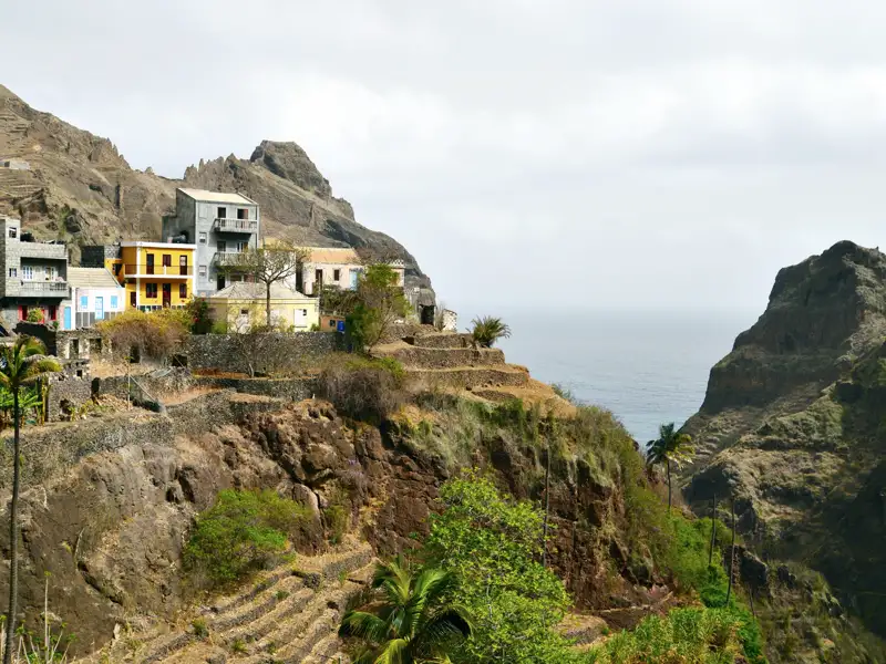 Terrassierte Hänge und Häuser an der Küste.
