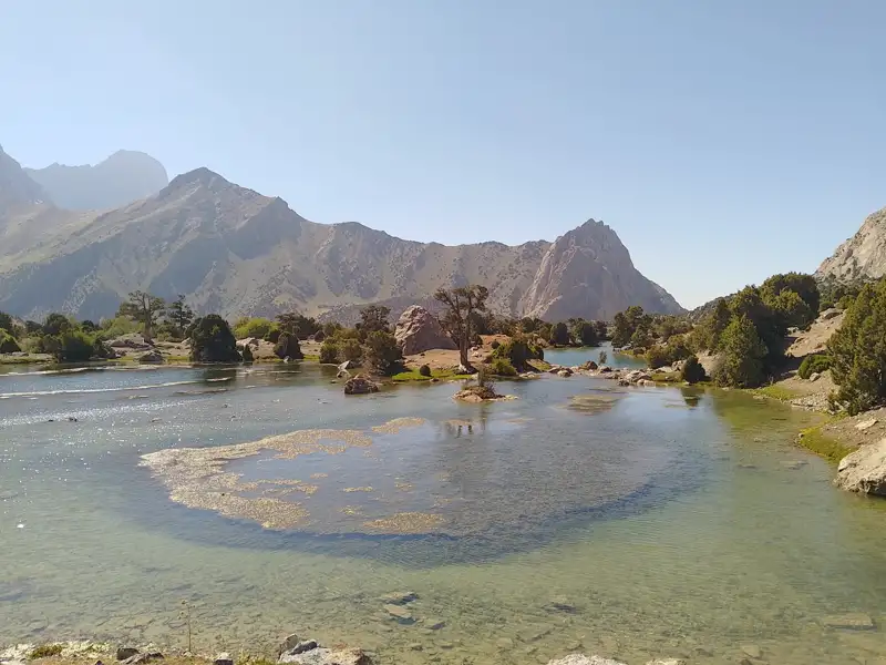 Idyllischer Bergsee inmitten einer felsigen Landschaft.