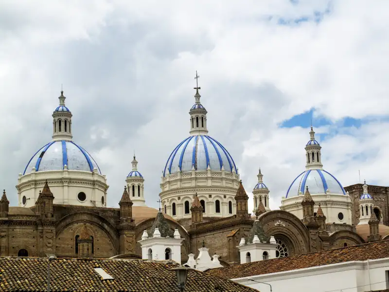 Blau-weiße Kuppeln der Kathedrale