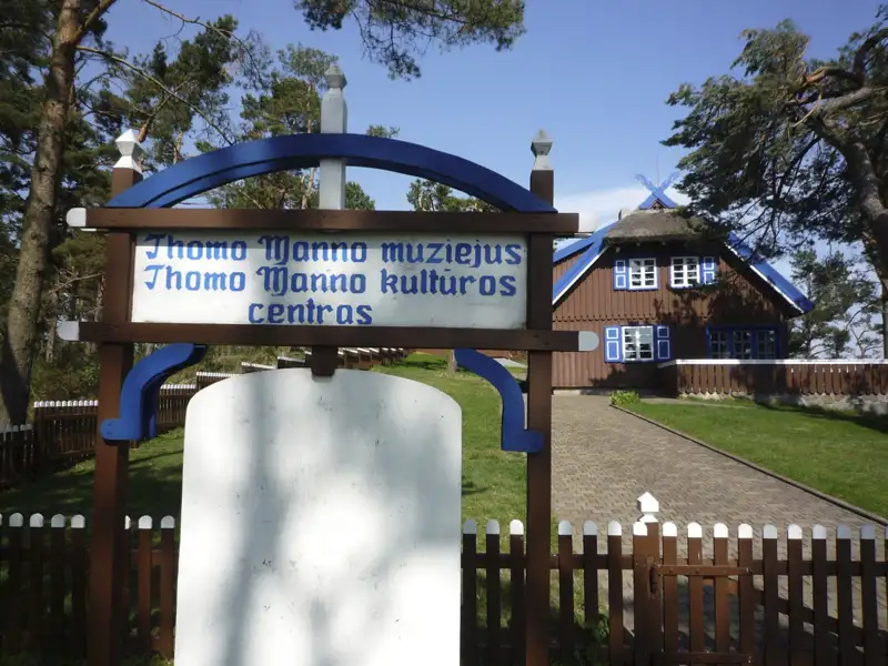 Eingangsschild und Haus des Thomas Mann Museums in Nida, Litauen.