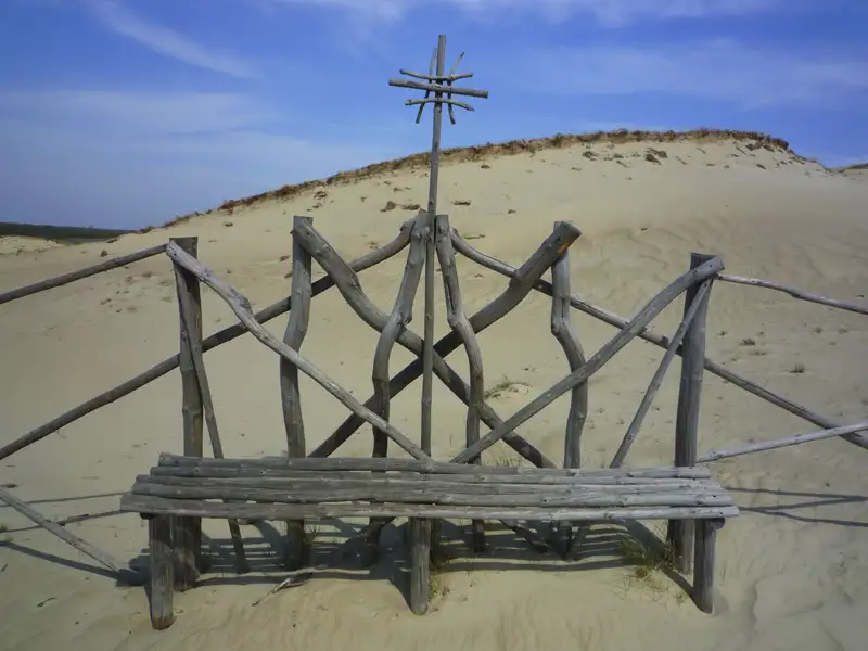 Holzbank und Kreuz in den Dünen