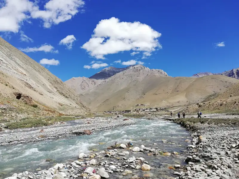 Wanderer im Flusstal