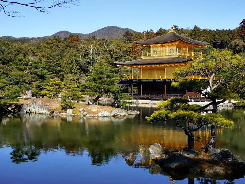 Der Goldene Pavillon (Kinkaku-ji) in Kyoto, ein Zen-buddhistischer Tempel, dessen obere zwei Stockwerke vollständig mit Blattgold bedeckt sind.