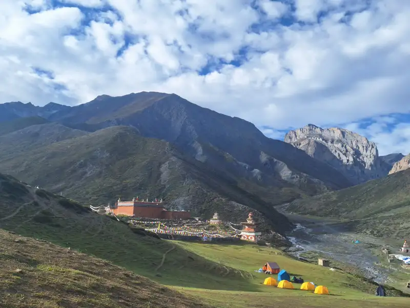 Kloster in den Bergen mit Campingplatz