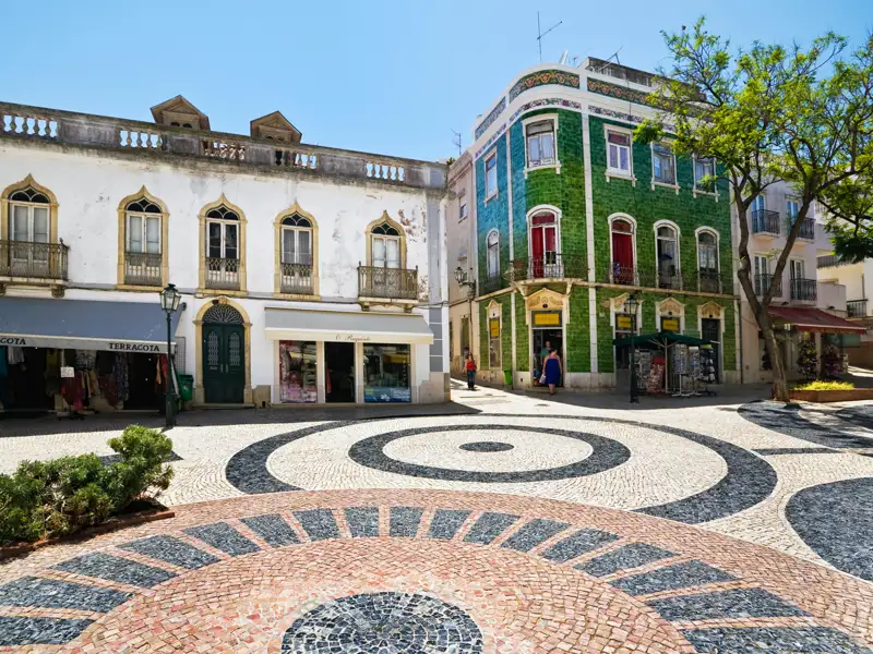Gepflasterter Platz mit traditionellen Gebäuden.