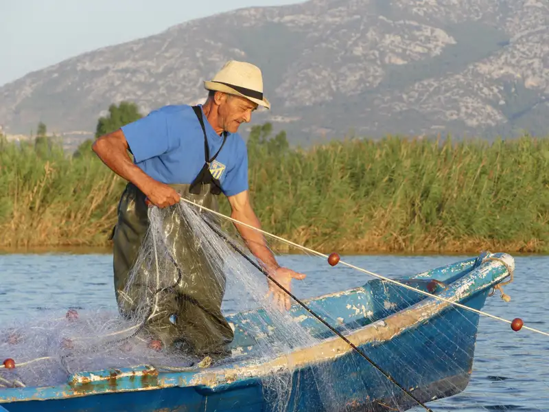 Fischer beim Einholen des Netzes