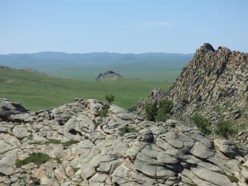 Felsige Formationen und grüne Ebenen.