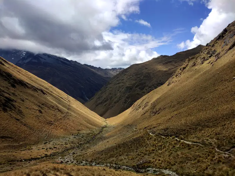 Gebirgstal mit Wanderweg