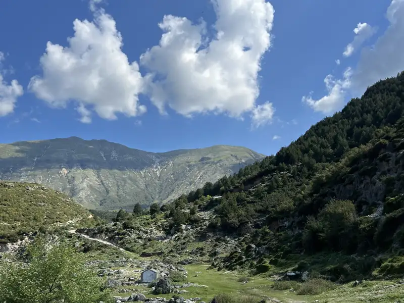 Berglandschaft mit blauem Himmel und Wolken.
