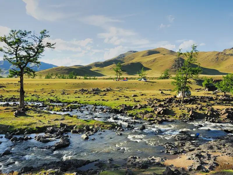 Zeltlager an einem Fluss in der mongolischen Steppe.