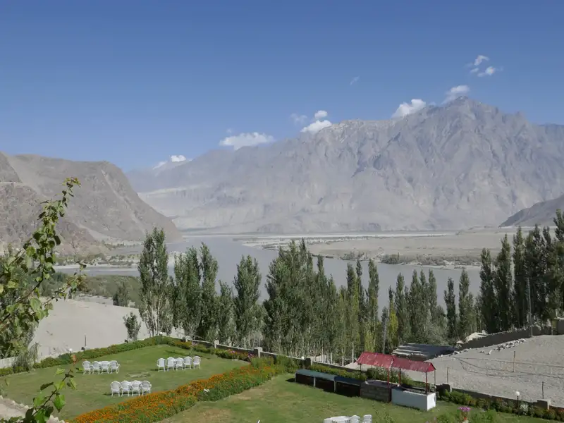 Panoramablick auf einen Fluss und eine Bergkette.