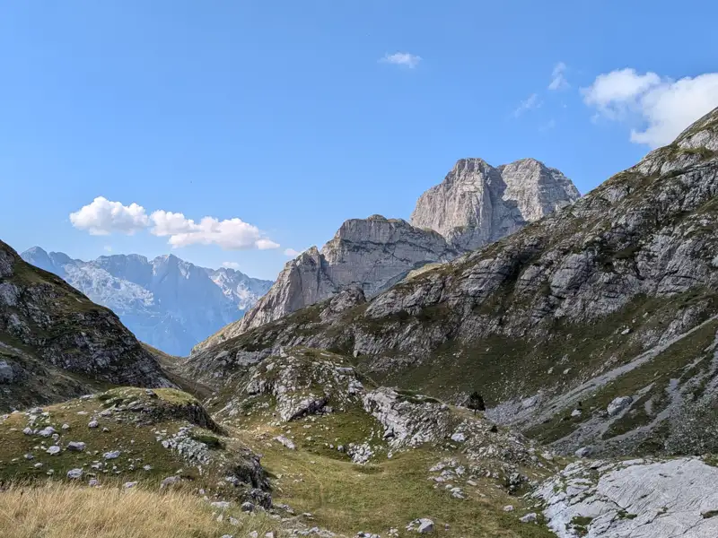 Felsige Berge und grünes Tal in der Berglandschaft.