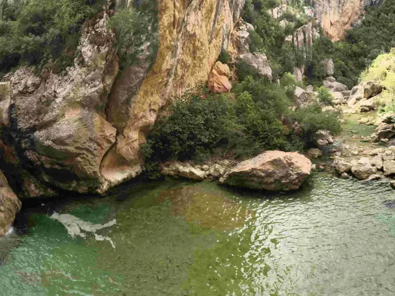 Blick auf einen Fluss, der durch eine felsige Schlucht fließt.
