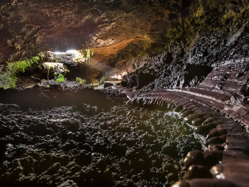 Erkaltete Lavaformationen im Inneren einer Lavahöhle.