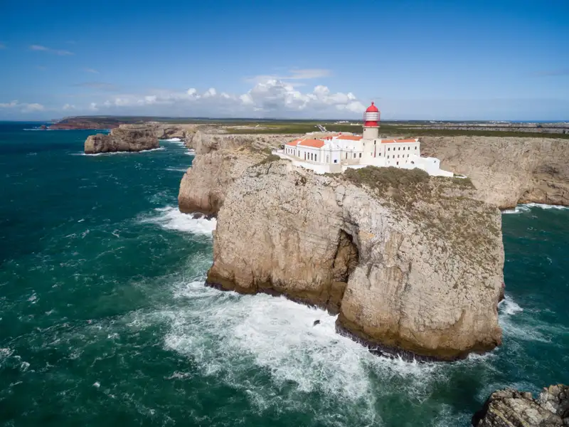 Leuchtturm und Klippen am Kap St. Vincent in Portugal.