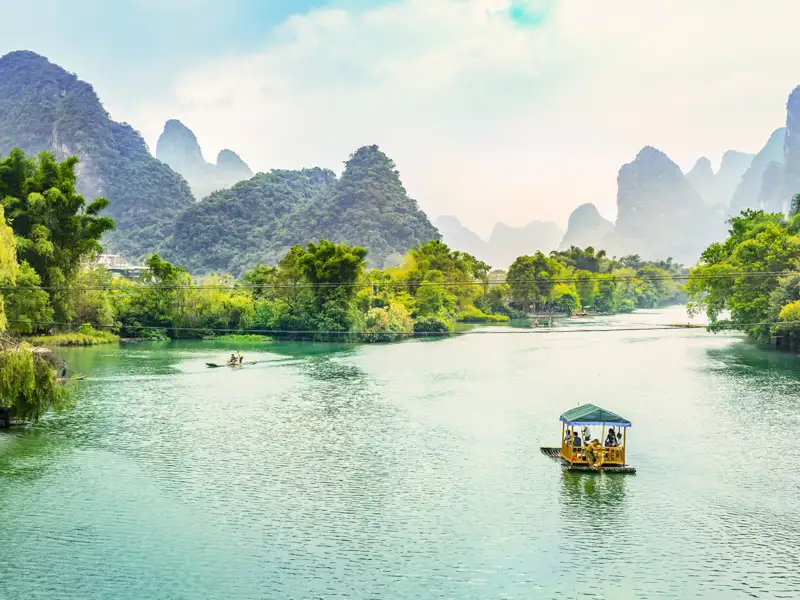 Bootstour auf dem Fluss mit Blick auf die Karstberge.