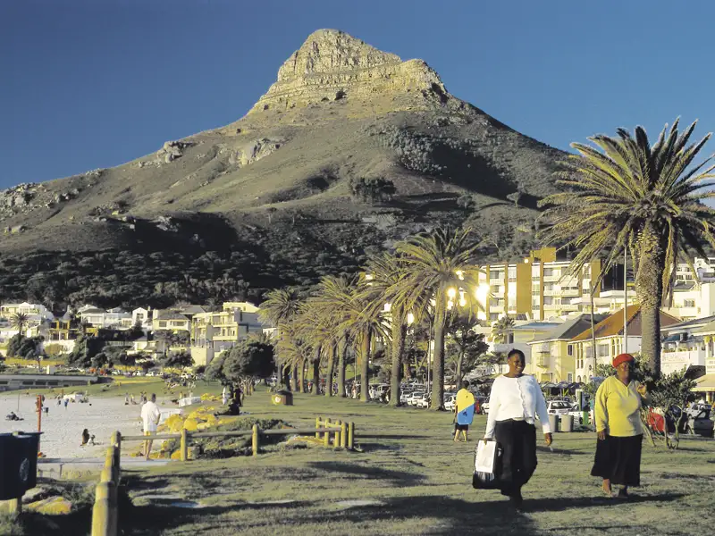 Tafelberg in Kapstadt, Südafrika, von der Strandpromenade aus gesehen.