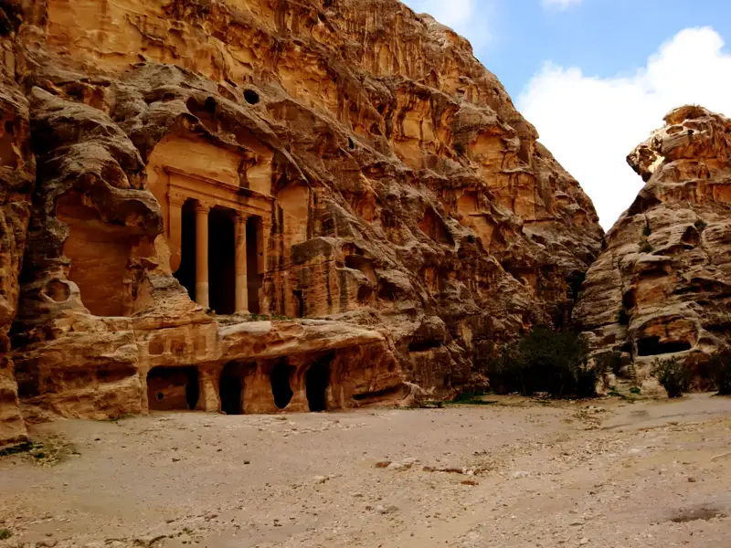 Ein Felsengrab in Petra, aus dem Sandstein gehauen.