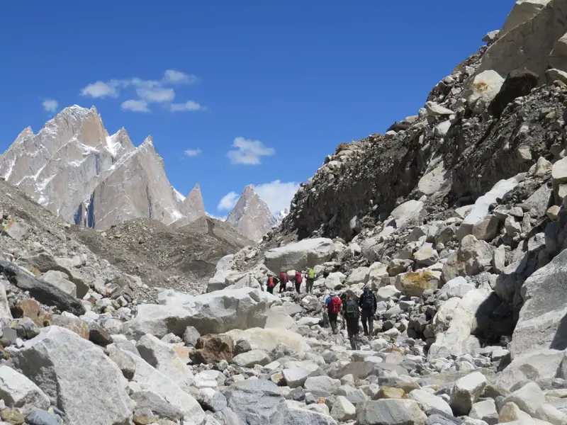 Wandergruppe auf einem steinigen Bergpfad.