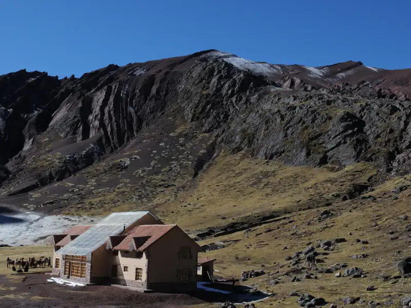 Eine Berghütte dient als Unterkunft in der Bergregion.