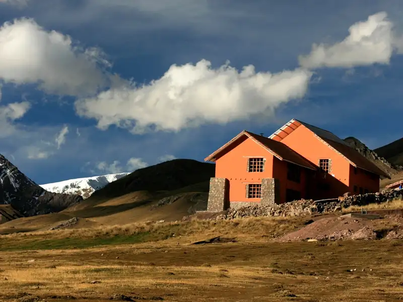 Orangefarbene Unterkunft in den Bergen.