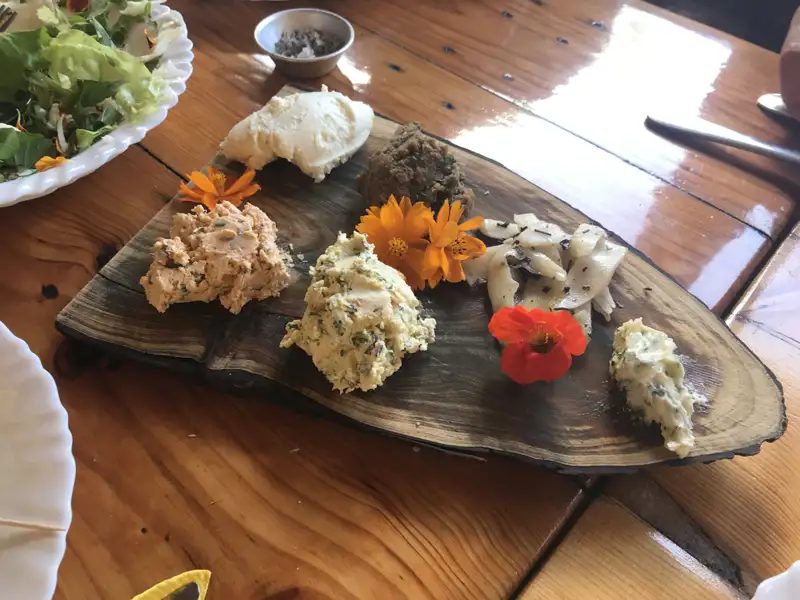 Auswahl an verschiedenen Aufstrichen auf einem Holzbrett.